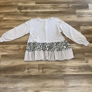 Womens NWT  Gray Leopard Babydoll Top Ruffle Hem Size M Medium Tunic Long Sleeve
